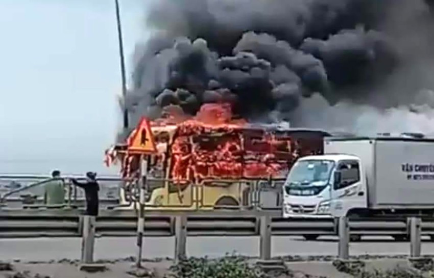 Xe khách bốc cháy Xe khách bốc cháy