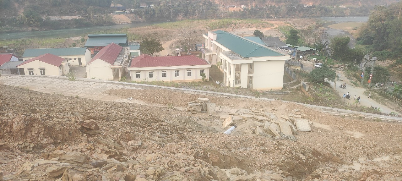 Sạt lở nghiêm trọng bờ kè (phía ta luy dương).