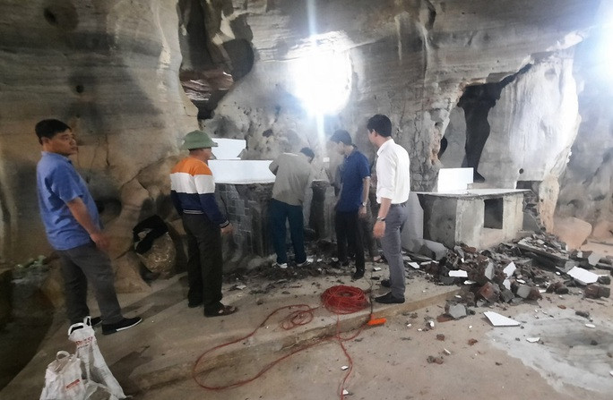 Lực lượng chức năng tháo dỡ hạng mục tự ý xây dựng tại di tích quốc gia Động Hồ Công (huyện Vĩnh Lộc) vào tháng 3/2023. Lực lượng chức năng tháo dỡ hạng mục tự ý xây dựng tại di tích quốc gia Động Hồ Công (huyện Vĩnh Lộc) vào tháng 3/2023.