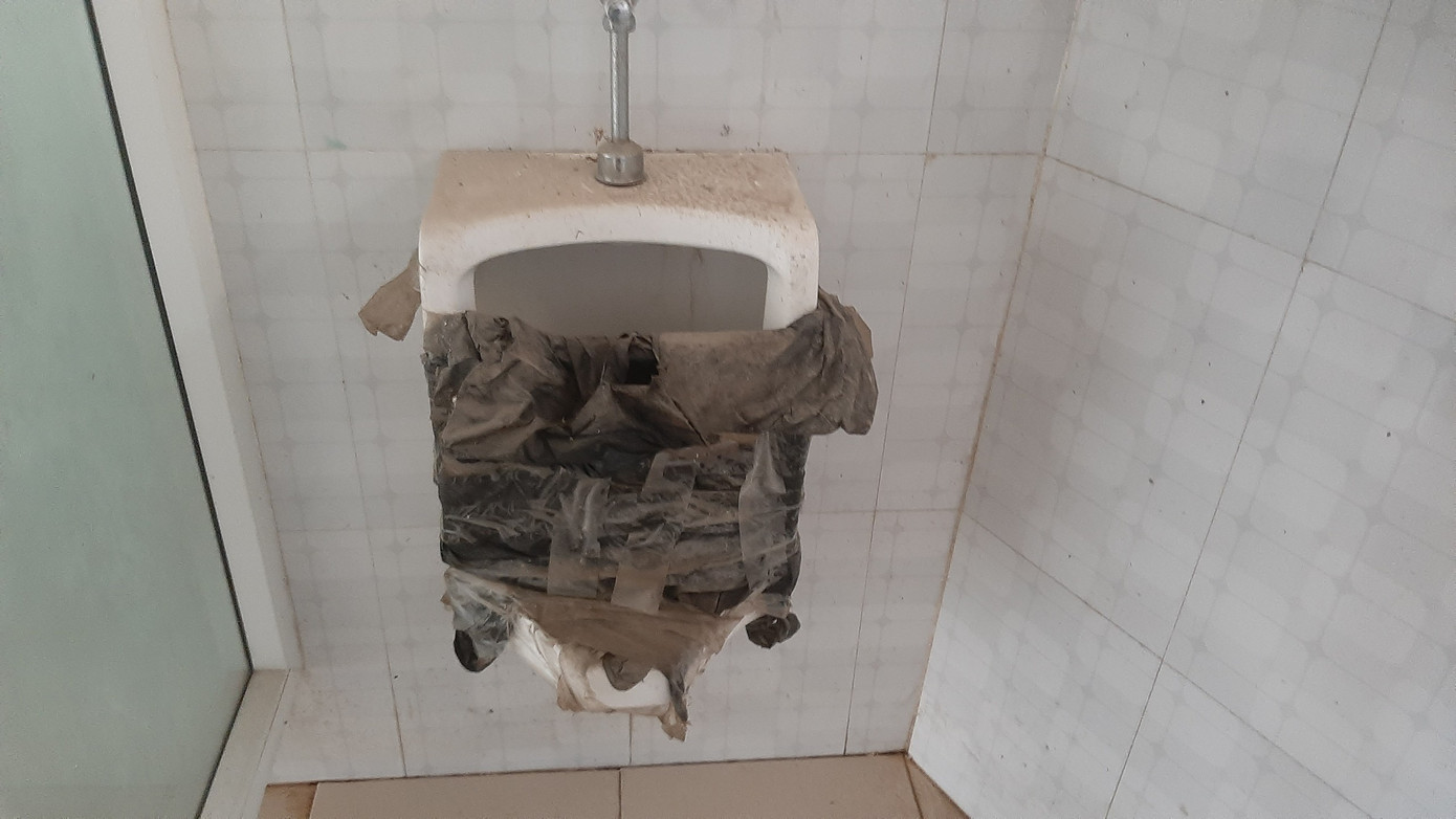 Phía bên trong nhà vệ sinh công cộng