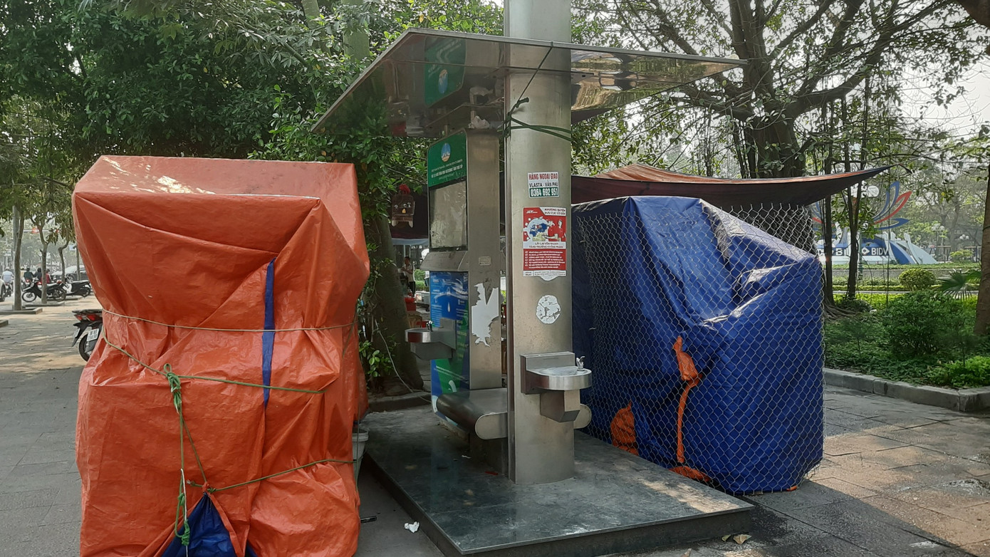 Hệ thống nước sạch hư hỏng, che khuất.