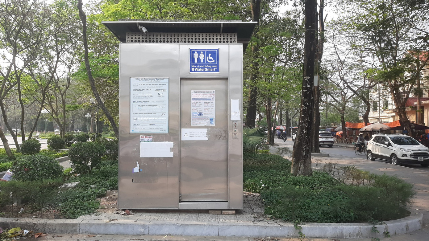 Nhà vệ sinh cửa đóng then cài