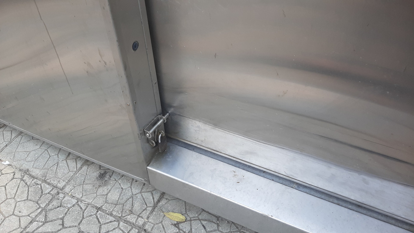 Tại khu vực gần Quảng trường Lam Sơn có một nhà vệ sinh và máy lọc nước thông minh được đầu tư bài bản, hiện đại nhưng hiện nay “cửa đóng then cài”, dừng hoạt động suốt thời gian dài.