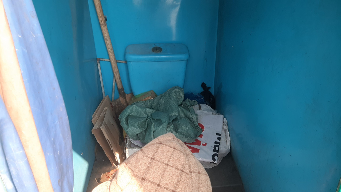 Nhà vệ sinh thành nơi chứa đồ