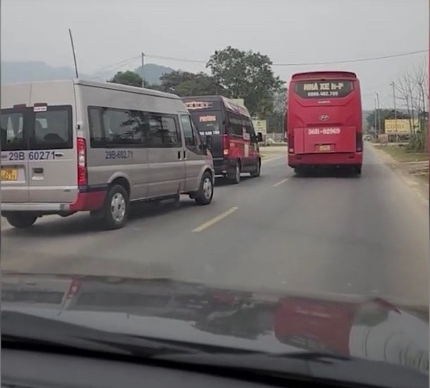 Ảnh cắt từ video chặn xe trên đường Ảnh cắt từ video chặn xe trên đường