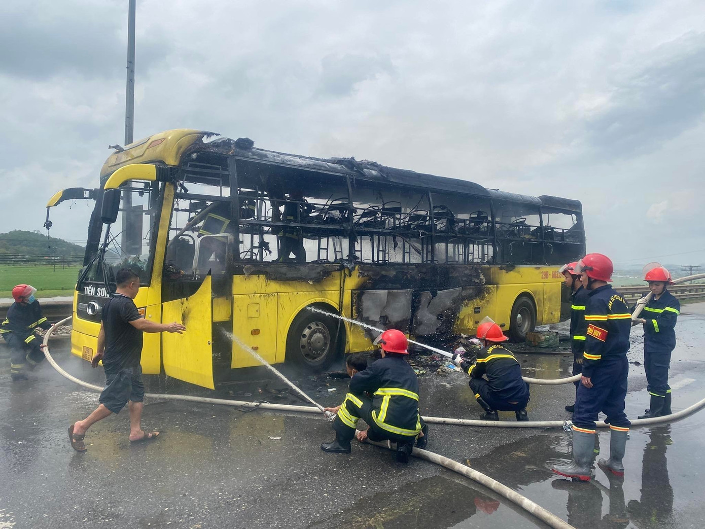 Sau khoảng 30 phút tiến hành dập lửa vụ cháy đã được khống chế Sau khoảng 30 phút tiến hành dập lửa vụ cháy đã được khống chế