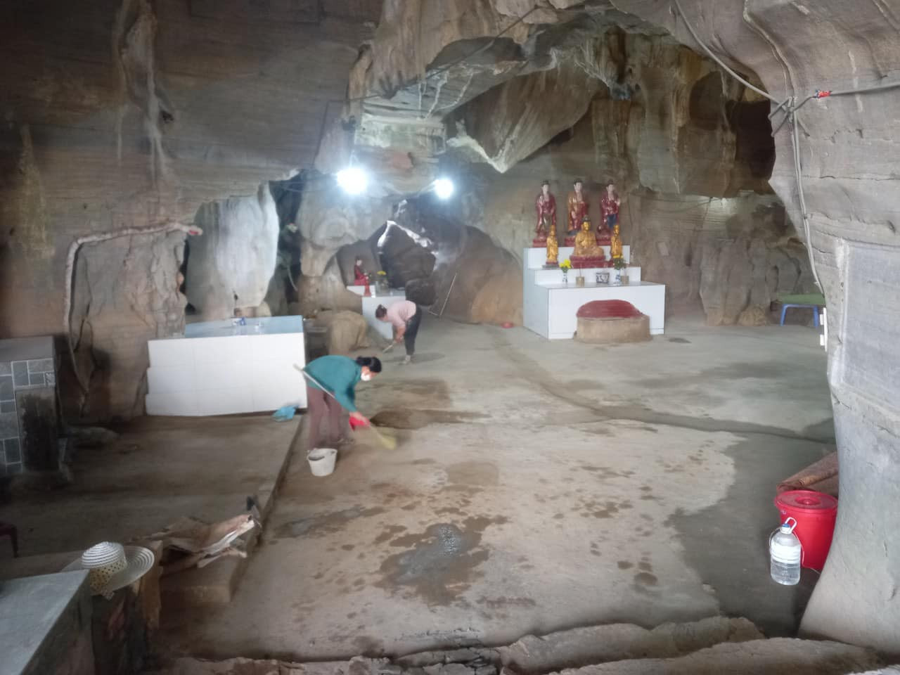 Tự ý xây dựng, đưa tượng, di vật vào di tích cấp Quốc gia động Hồ Công. Tự ý xây dựng, đưa tượng, di vật vào di tích cấp Quốc gia động Hồ Công.