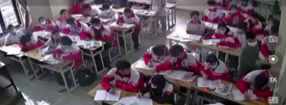 Thầy giáo dùng tay đánh vào đầu học sinh. Ảnh cắt từ clip.