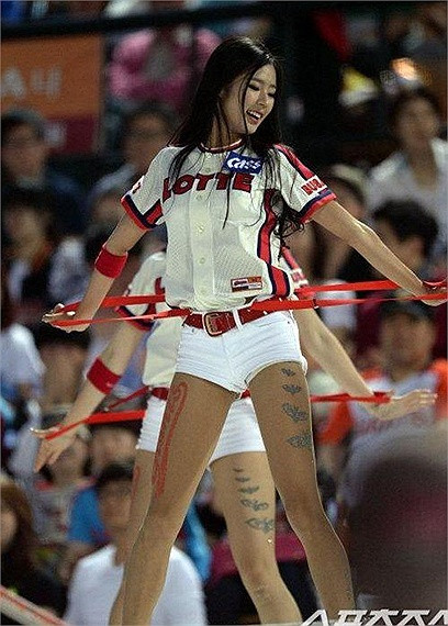 Nhóm hai cô gái với điệu nhảy cực dễ thương