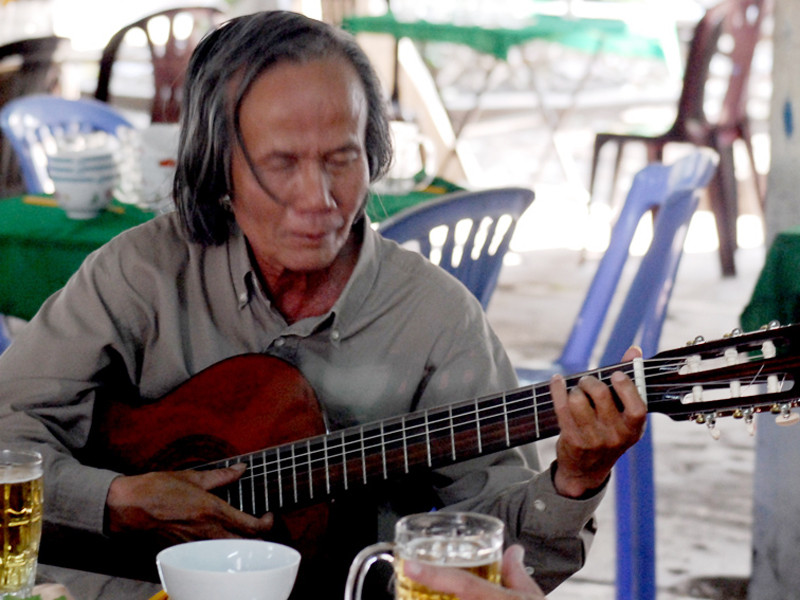 Một “cuồng sĩ” đang chơi đàn trong quán 81