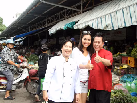Hoàng My cùng đầu bếp Yan Can Cook đã cùng đi chợ Việt Nam để lựa chọn thực phẩm