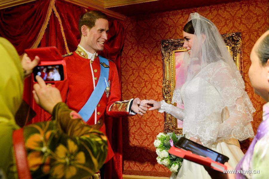 Vợ chồng hoàng tử Anh William bằng sáp đặt tại bảo tàng 