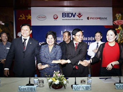 Lễ ký kết thỏa thuận hợp nhất 3 ngân hàng Ficombank, TinNghiaBank và SCB. Ảnh: TTXVN. Lễ ký kết thỏa thuận hợp nhất 3 ngân hàng Ficombank, TinNghiaBank và SCB. Ảnh: TTXVN