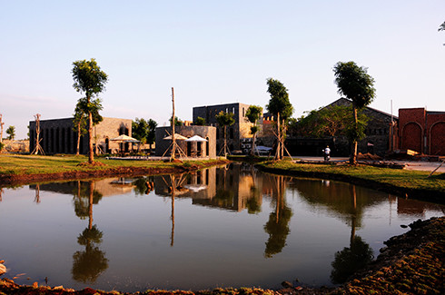 Quần thể kiến trúc cổ kính trang hoàng này rộng 5 ha mô phỏng các kiến trúc đặc sắc Châu Âu. “Tôi ước mơ từ lâu có một lâu đài thật đẹp, tạo nên một cảnh quan như ở Châu Âu