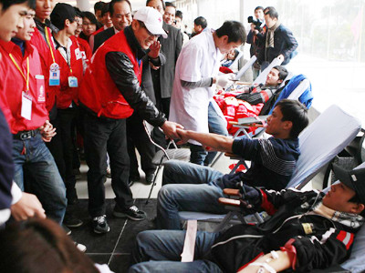 Diễn viên Lý Liên Kiệt đến tận nơi bắt tay các bạn trẻ đang hiến máu. Diễn viên Lý Liên Kiệt đến tận nơi bắt tay các bạn trẻ đang hiến máu