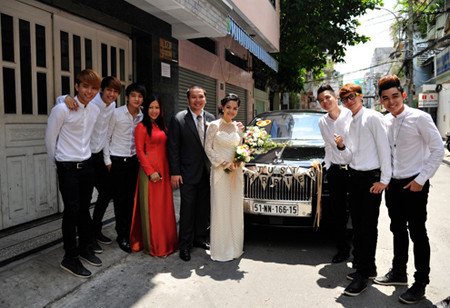 Cô dâu, chú rể chụp chung với xe . Cô dâu, chú rể chụp chung với xe