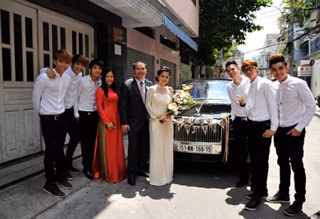Cô dâu, chú rể chụp chung với xe . Cô dâu, chú rể chụp chung với xe