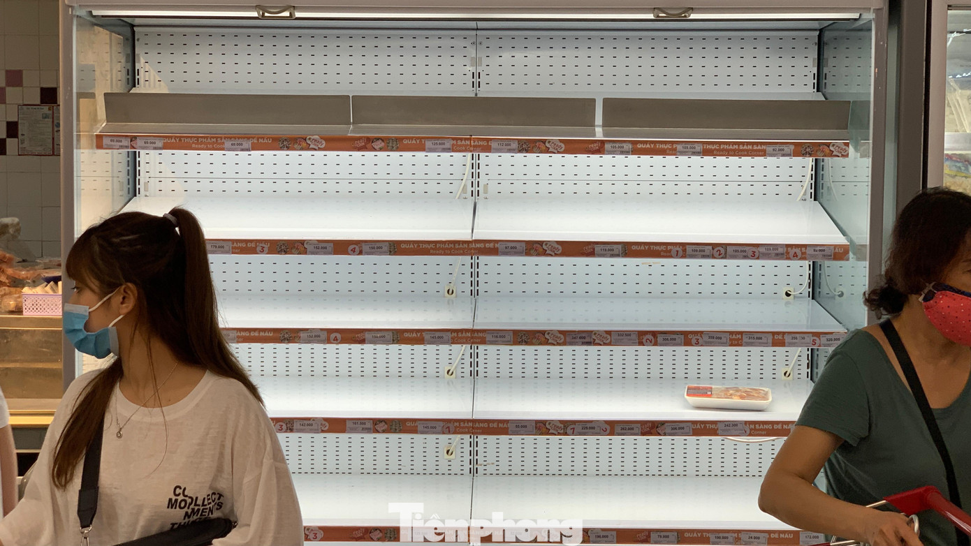 Nhiều quầy thực phẩm trống trơn.