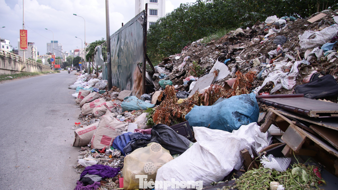 Theo ghi nhận, bãi rác này đã tồn tại từ nhiều năm trở lại đây, với đủ các loại rác thải được chồng chất lên nhau, lâu dần trở thành “núi rác” cao, tràn xuống lòng đường