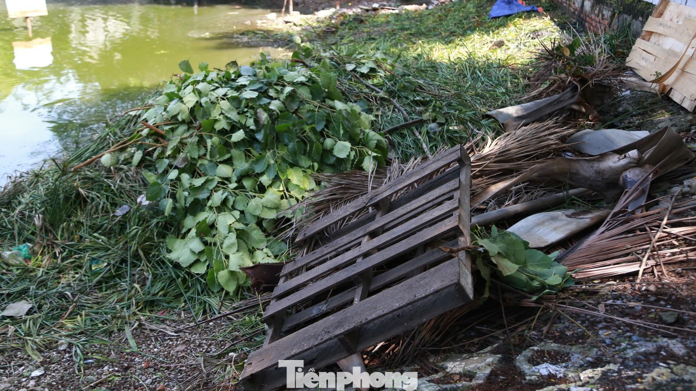 Rác thải sinh hoạt, cỏ, nhánh cây vương vãi gây ô nhiễm cho nguồn nước.