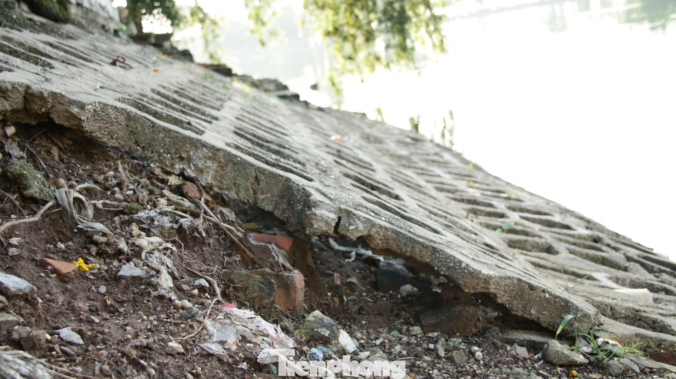 Gạch vỡ, đất bị nước cuốn trôi đã tạo thành ‘hàm ếch’ gây nguy hiểm cho người dân.