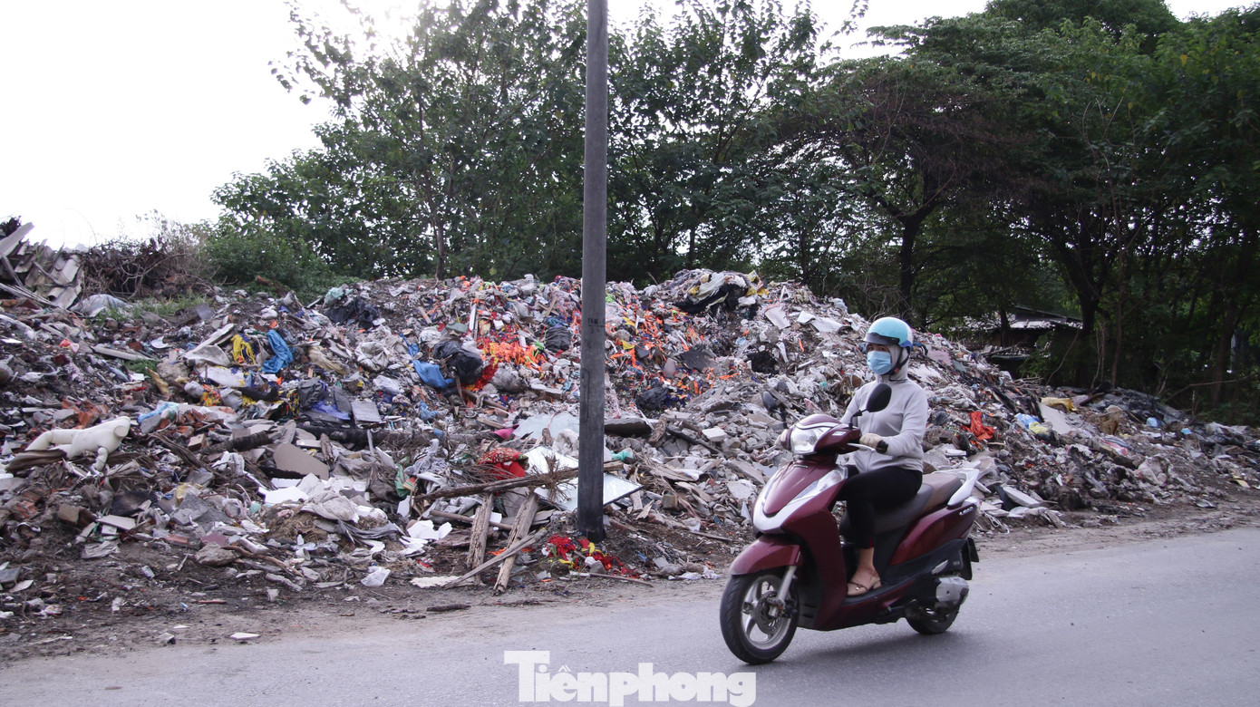 Qua quá trình tích tụ bãi rác bốc mùi hôi thối ảnh hưởng đến không gian sống của những người xung quanh và người đi đường.