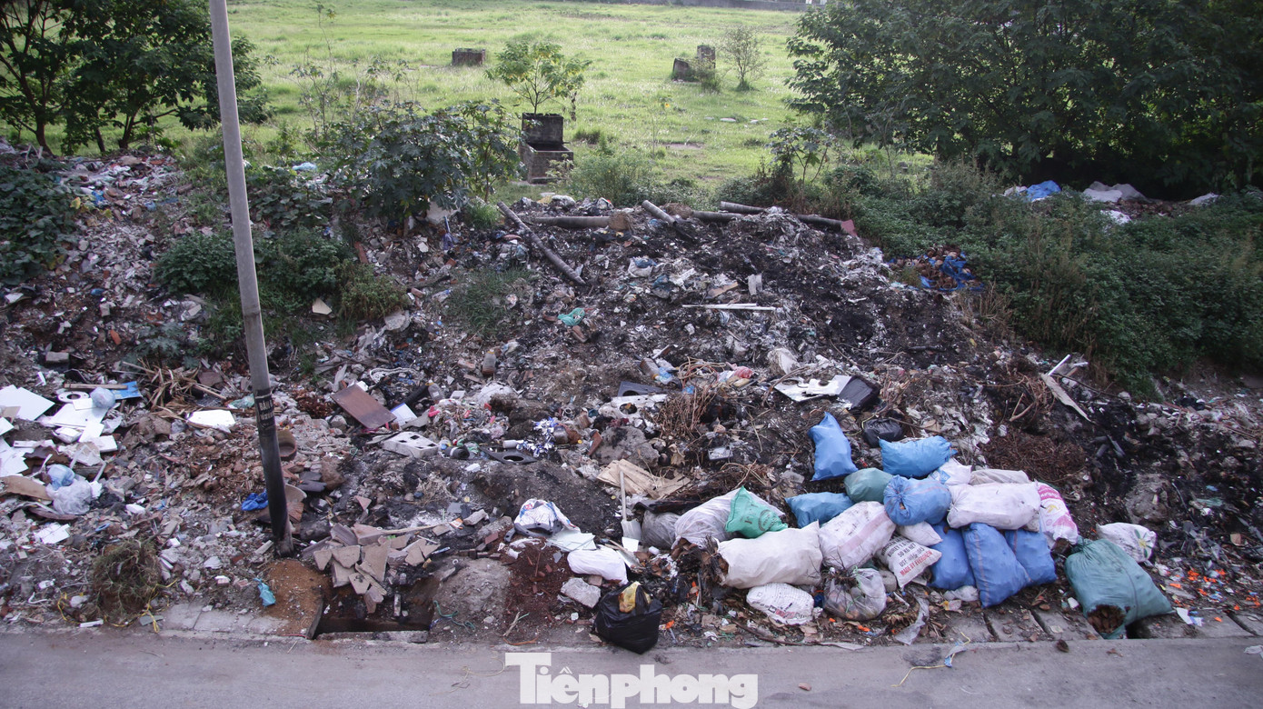 Tình trạng rác thải gia tăng nhưng không được ngăn chặn kịp thời khiến cho bãi rác tự phát này ngày một lớn.