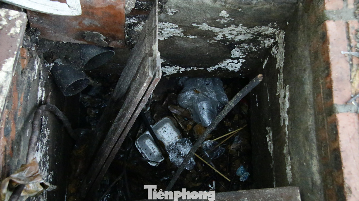 Nếu trời nắng, đường không có nước thì mọi người có thể nhìn thấy những vị trí hố ga, miệng cống để tránh, nhưng khi trời mưa, nhất là thời điểm đường bị ngập nước thì đã có không ít vụ tai nạn giao thông xảy ra tại các vị trí hố ga, miệng cống bị mất nắp. Trong ảnh: Nhiều miệng cống bị mất nắp tại đường Nguyễn Đình Tứ (Bắc Từ Liêm), một số nơi không được che đậy cảnh báo.