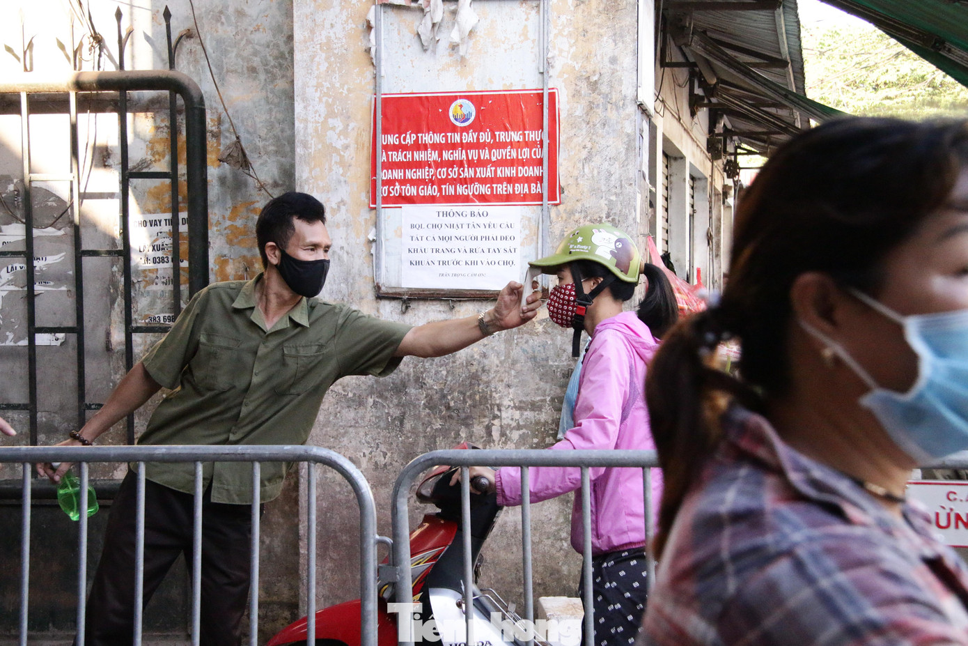 Theo ghi nhận, người dân được cấp thẻ có thông tin cụ thể của người được cấp. Người đi chợ thay cho việc khai báo y tế nhằm giữ lại thông tin người đã vào chợ để liên hệ khi có việc cần.