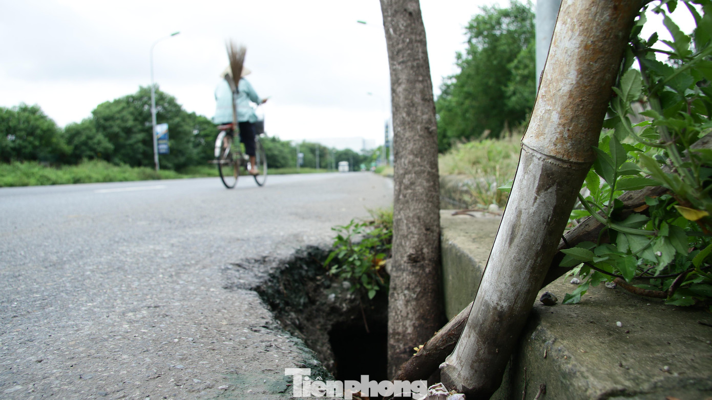 Cạnh các hố ga bị bể, lún sâu, nhưng chỉ được che chắn bằng những cành cây, không có bất cứ một dấu hiệu cảnh báo nguy hiểm.