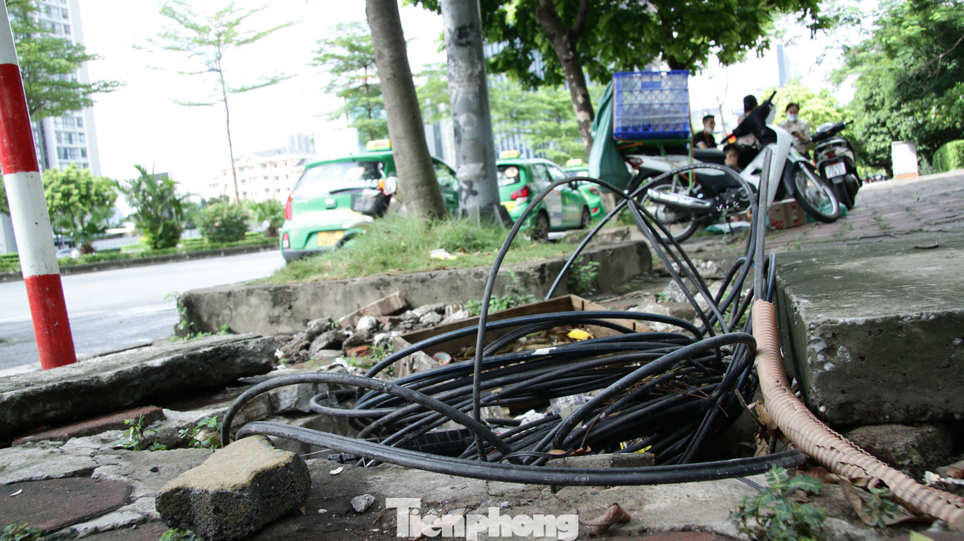 Dây điện chằng chịt nhưng không được đậy kín gây mất an toàn cho người qua lại.