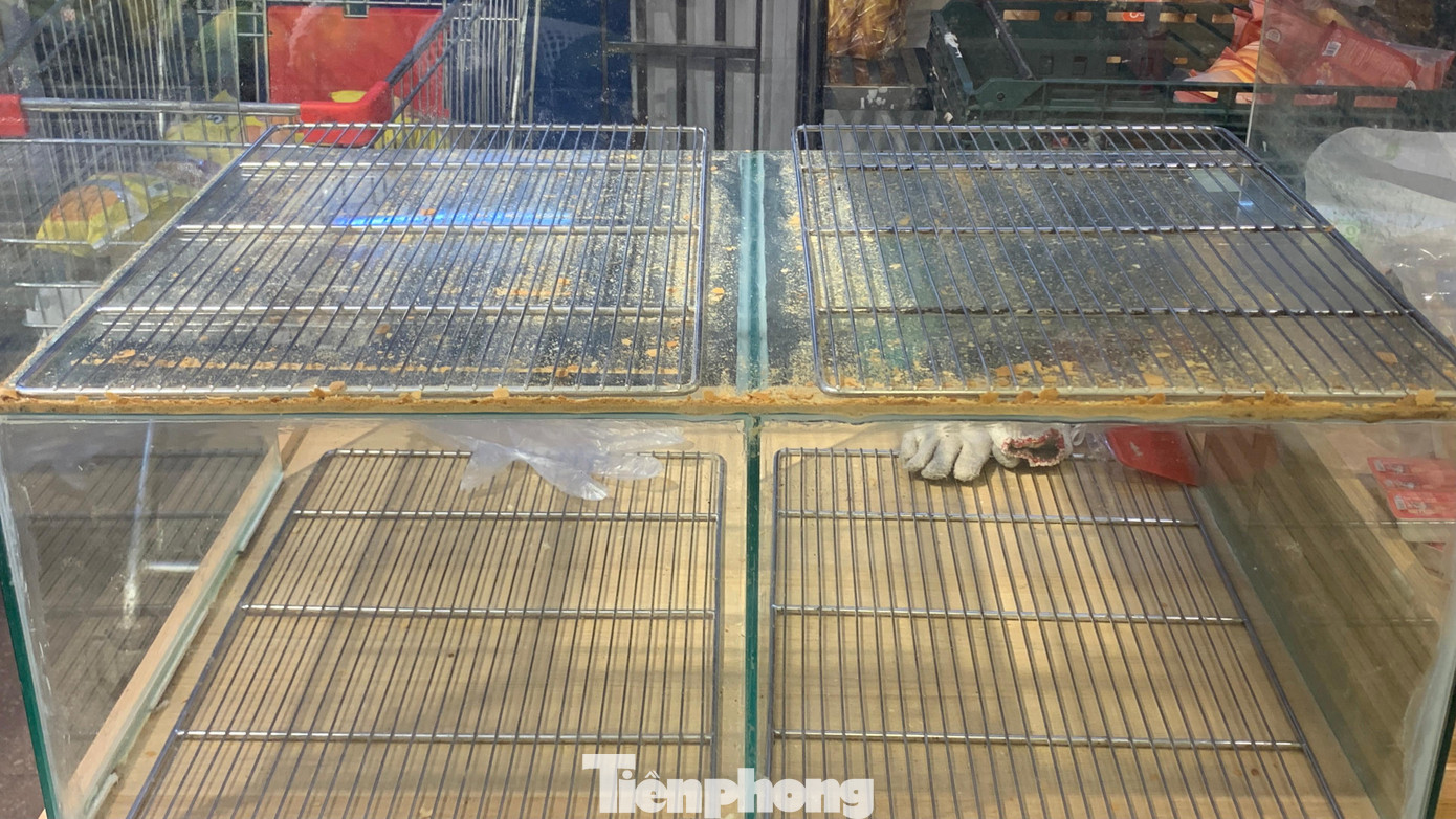 Các quầy kệ nhanh chóng "trống rỗng".