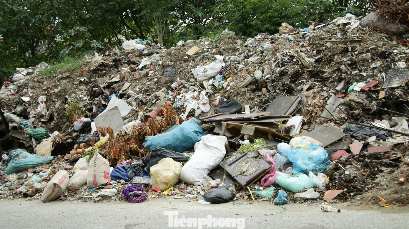 Người dân sống quanh khu vực cho biết, tình trạng đổ trộm rác, đốt rác thải vẫn diễn ra hàng ngày.