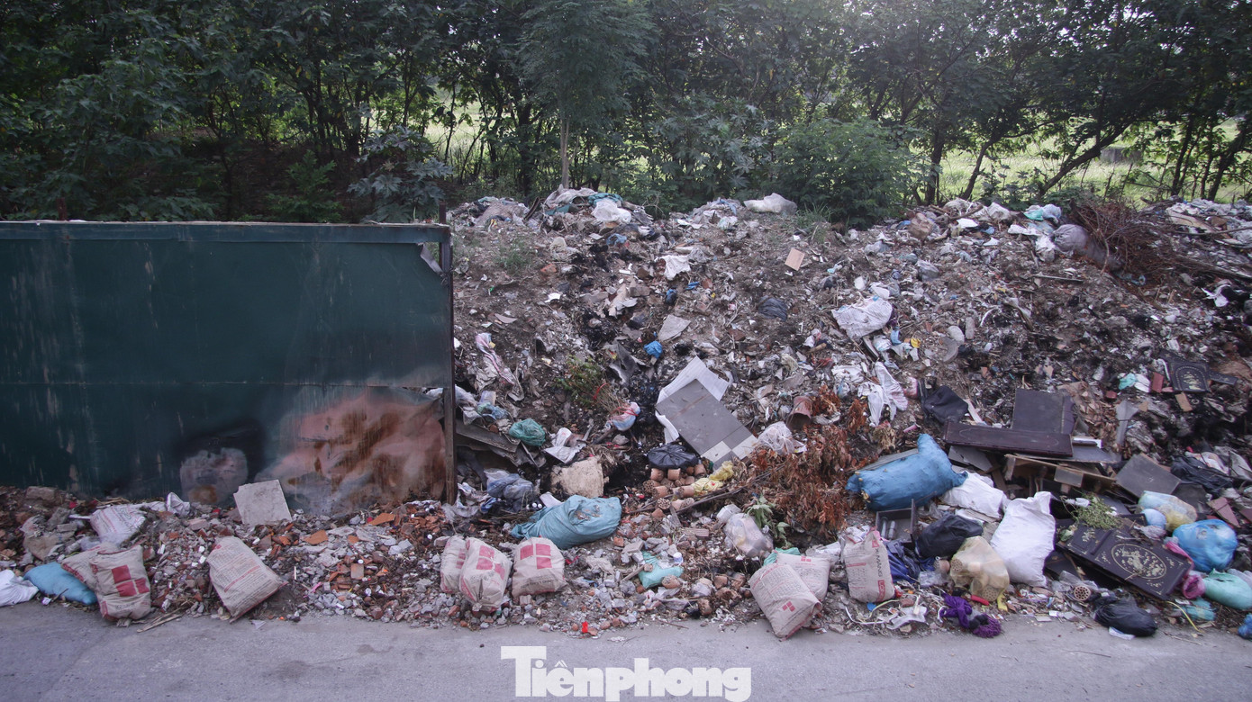 Vào mùa mưa, nước từ đống rác chảy lênh láng ra mặt đường, gây trơn trượt nguy hiểm cho người tham gia giao thông.