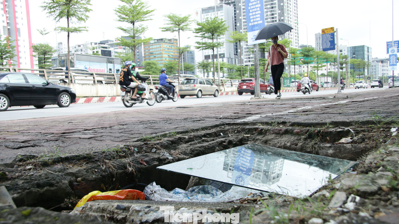 Trên đường Phạm Hùng (Cầu Giấy) nhiều hố bị mất nắp đã trở thành nơi vứt rác của người qua đường.