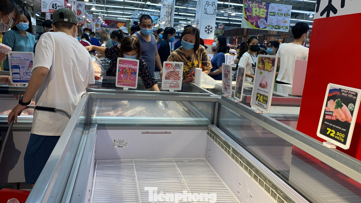 Hàng chục quầy tính tiền trong siêu thị hoạt động hết công suất.