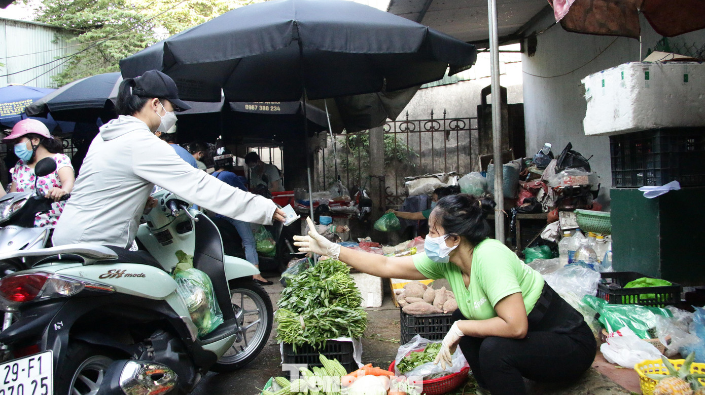 “Việc dùng thẻ đi chợ tôi có chút ngỡ ngàng, nhưng nhận thấy đây là biện pháp tốt nhất để phòng chống dịch nên gia đình tôi rất vui vẻ chấp hành” - Bà N.T.P (người dân phường Nhật Tân) chia sẻ.