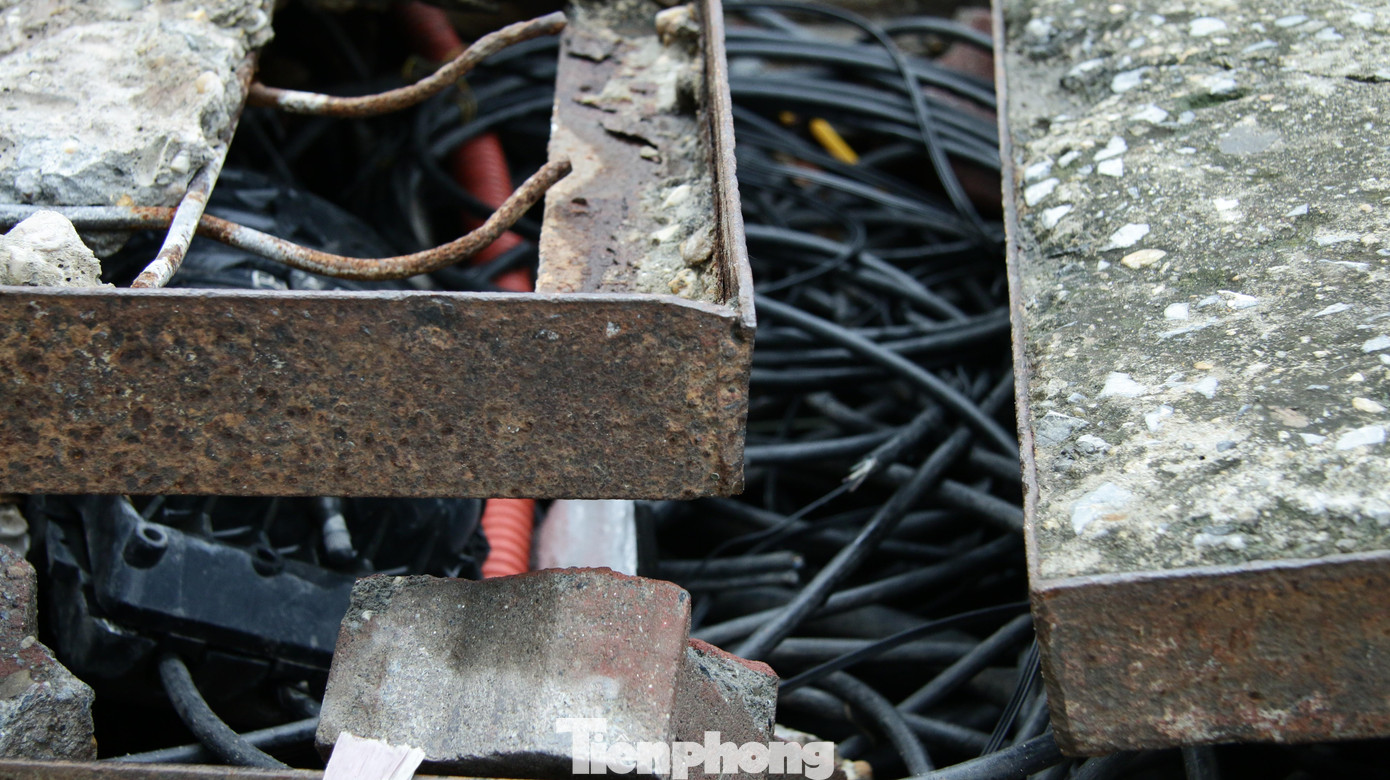 Những chiếc nắp bị gỉ sét, xuống cấp lộ ra dây điện chằng chịt phía dưới