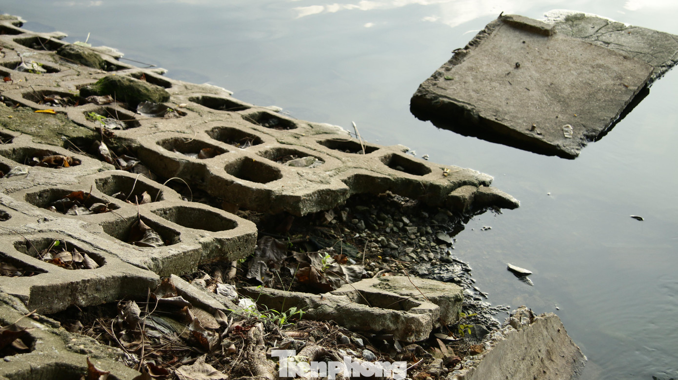 Xuất hiện lỗ sụp, gạch bị hư hỏng nặng kéo dài đến vài mét.