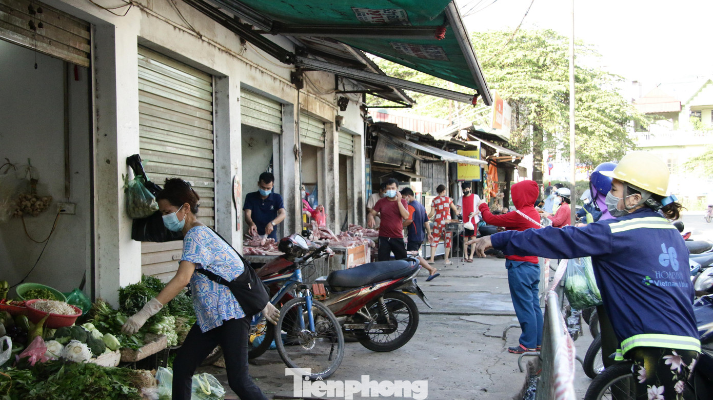 Người dân đứng cách xa nhau tối thiểu 2 mét.