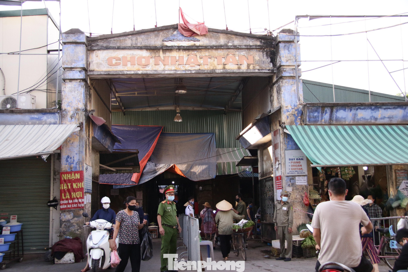 Bắt đầu từ tối 26/07, phường Nhật Tân đã tiến hành phát thẻ đi chợ cho người dân. Phiếu được phát theo từng hộ gia đình, mua sắm luân phiên theo ngày chẵn hoặc lẻ.