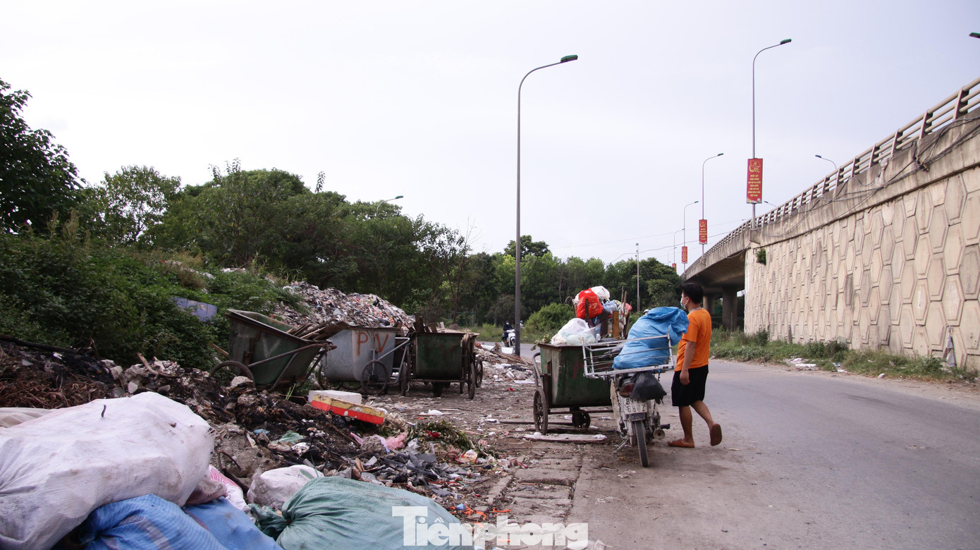 Nhiều người mang số lượng lớn rác đến đây đổ.