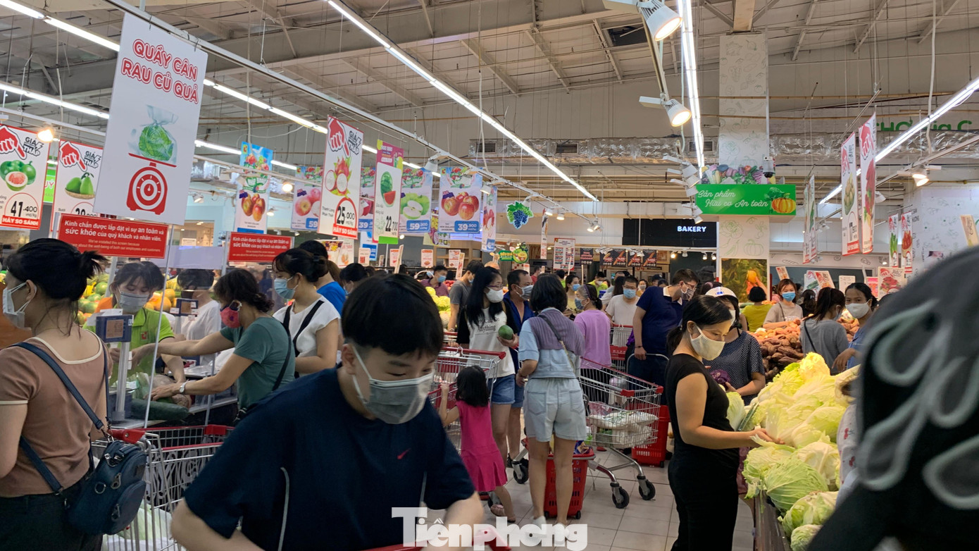 Tại BigC Thăng Long, hàng người chen chúc mua đồ ăn, nhiều sản phẩm "cháy hàng".