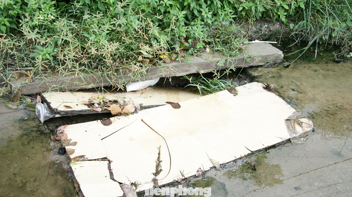 Cô Phạm Thị Cúc (46 tuổi, Bắc Từ Liêm, Hà Nội) chia sẻ: “Có lần đi bộ tập thể dục tôi đã bị hụt chân ngã xuống hố ga vì không nhìn thấy che chắn cảnh báo nào, huống gì các phương tiện giao thông thì sẽ dễ xảy ra tai nạn hơn. Gần đây lại có một số vụ tai nạn nghiêm trọng liên quan đến các hố ga bị mất nắp, nên tôi cảm thấy rất lo sợ khi ra ngoài, nhất là vào mùa mưa bão”.