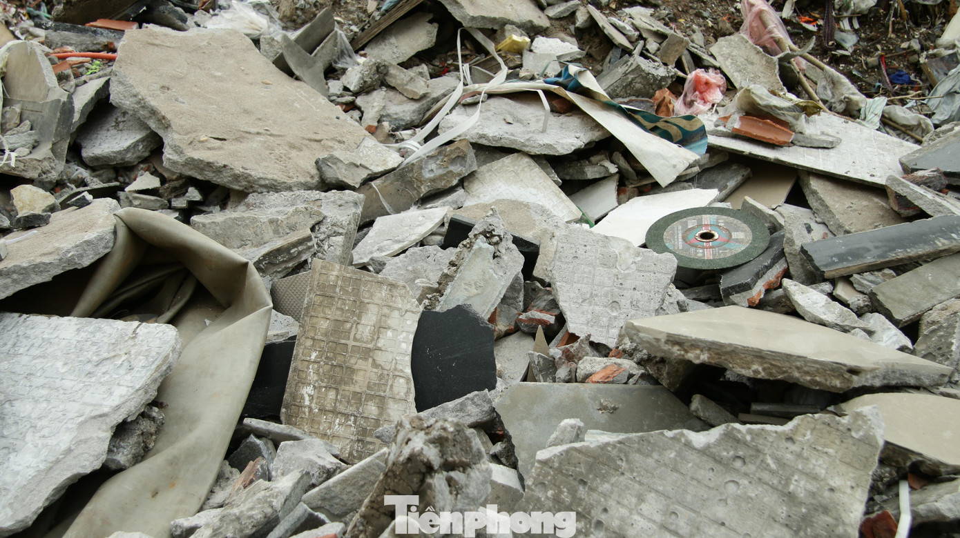 Đủ các loại rác thải từ vật liệu xây dựng đến rác thải sinh hoạt.