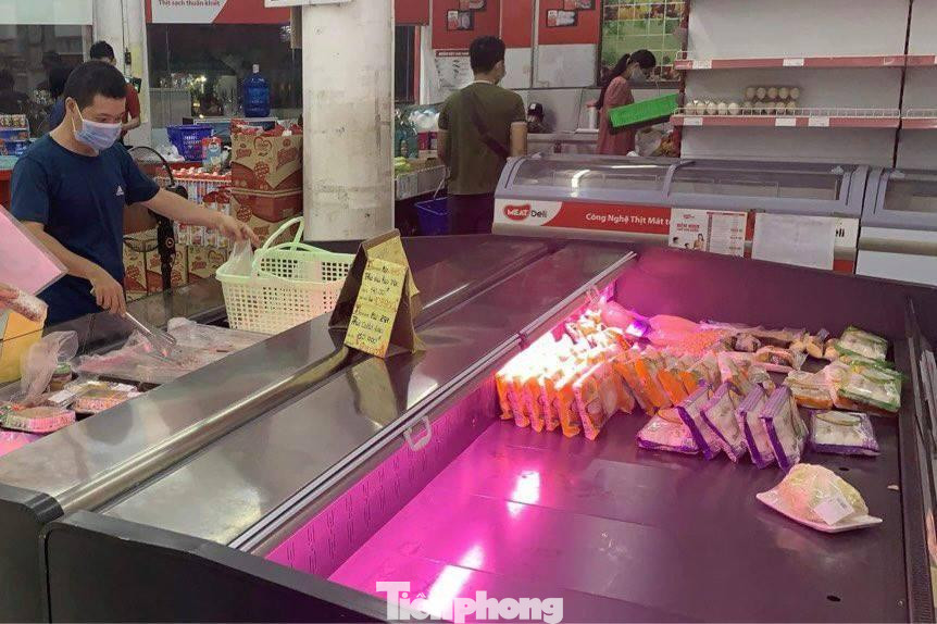 Thực phẩm đông lạnh là mặt hàng được nhiều người mua tích trữ.