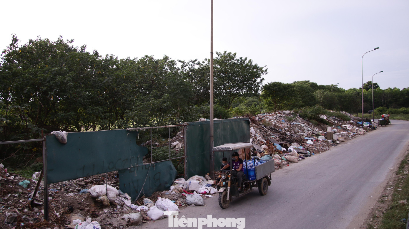 Ông N.Q.Hòa, người dân sống gần khu vực cho biết: “Những hộ dân sống gần bãi rác chịu ảnh hưởng nặng nề nhất, có những ngày mùi hôi thối bốc lên cùng với khói đốt khiến chúng tôi cảm thấy ngột ngạt, sống tại môi trường bị ô nhiễm sẽ dễ phát sinh dịch bệnh, ảnh hưởng đến sức khỏe”.