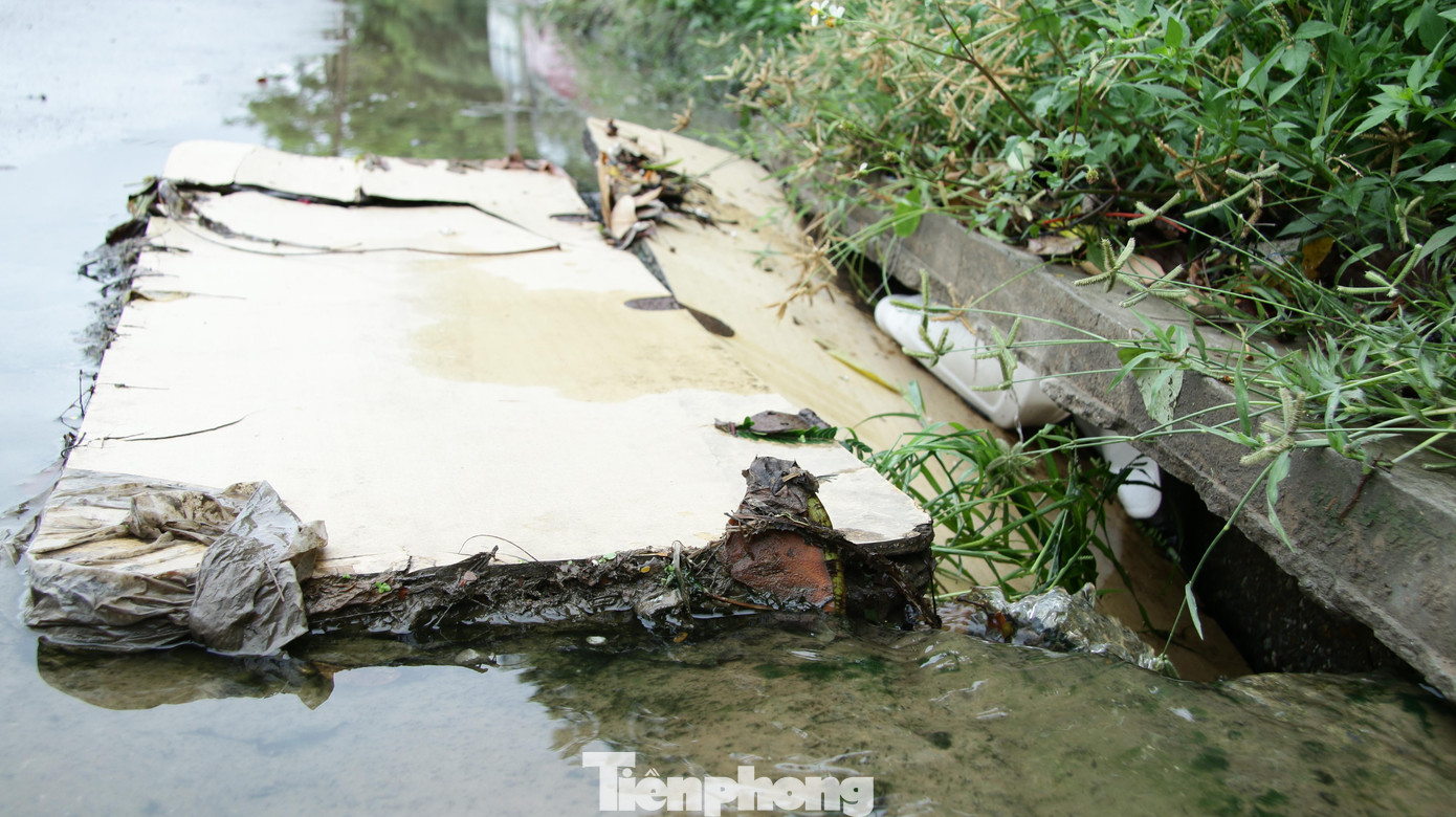 Một số nắp cống bị hư hỏng, bể nát, xuống cấp chỉ được che đậy sơ sài, tạm bợ tại Phố Viên (Bắc Từ Liêm).