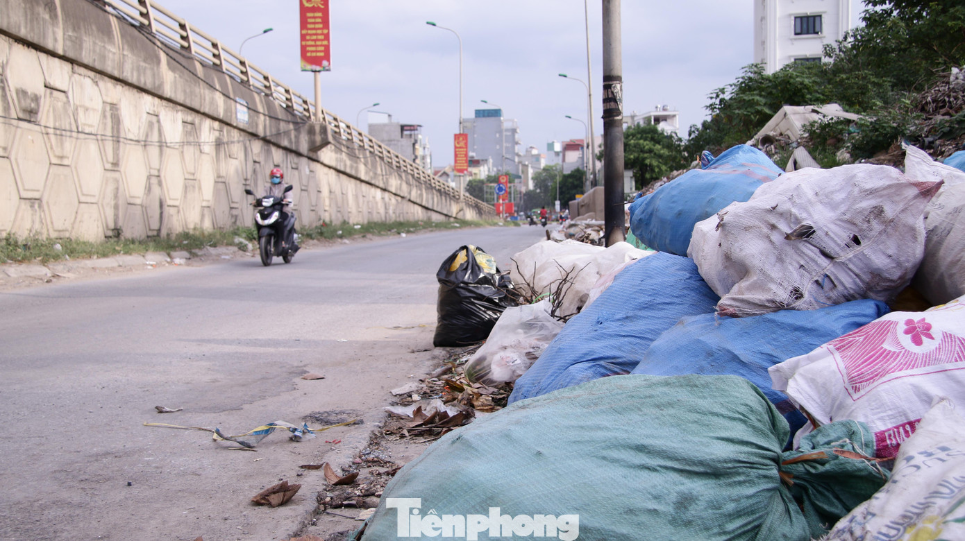 Tại đây, khối lượng lớn rác thải sinh hoạt bốc mùi hôi thối gây khó chịu cho người đi đường và người dân sống quanh khu vực.