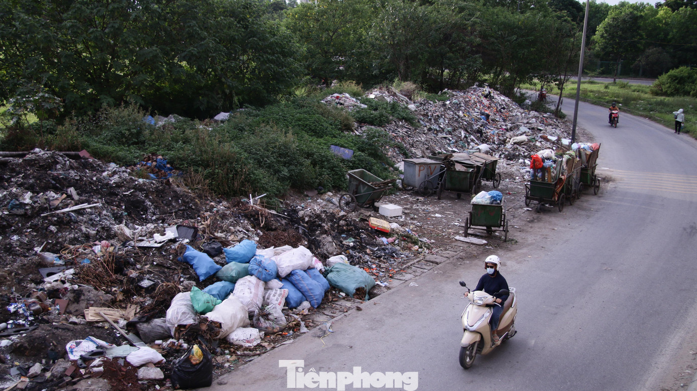 Bãi rác khổng lồ nằm ngay chân cầu vượt xã An Khánh, lối rẽ từ đường Đại lộ Thăng Long.